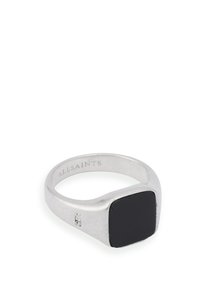 Bague en argent avec une pierre noire carrée en son centre, surface lisse et branding subtil à l'intérieur. Design moderne et minimaliste.