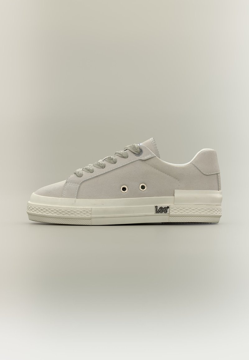 Λευκός καμβάς αθλητικού τύπου ποστίκ με γκρι κορδόνια, πλευρικές τρύπες αερισμού και λογότυπο «Lee» στη υφασμάτινη σόλα από καουτσούκ.