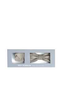 Deux nœuds papillon gris texturés dans une boîte d'affichage rectangulaire étiquetée "Roy Robson Party Collection." Le matériau semble être en tissu avec un motif subtil.