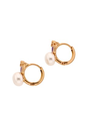 Cercei aurii tip cerc, fiecare având o perlă albă și o mică piatră prețioasă violetă lângă închizătoare.