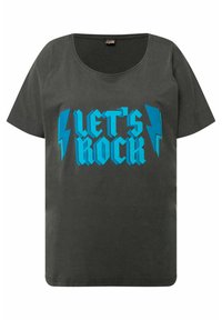 Tmavě šedé bavlněné tričko s volným střihem, s nápisem "POJĎME ROCKOVAT" v tučném, stylizovaném tyrkysovém písmu a akcenty blesků.