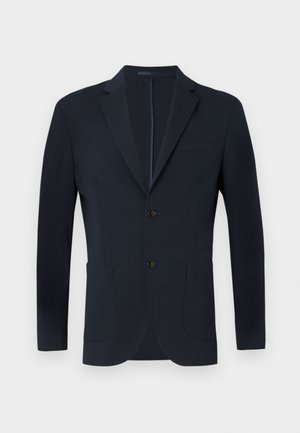 Marineblauwe blazer met een getailleerde pasvorm, twee knopen, terugvallende revers en twee voorkruiken. Glad stof met een subtiele glans en zonder zichtbare patronen.