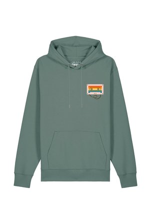 Sweat à capuche vert avec poche avant et motif vintage de cassette orange, jaune et bleue sur le côté gauche de la poitrine.