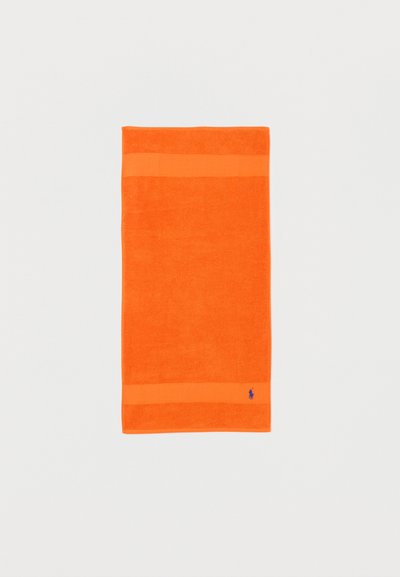 Klar orange rektangulært håndklæde med to vandrette bånd nær kanterne og lille mørkeblå polo-spiller logo nederst til højre.