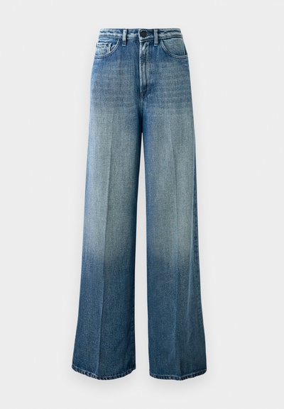 Heledad sinine laiad teksad, mis on valmistatud denimist. Omab kõrgemat taljejoont, klassikalist viie tasku disaini ning tuhmuvat gradienti tumedast heledaks.