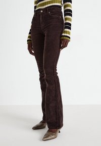 Vero Moda VMFLASH FLARED - Pantalon classique - chocolate torte