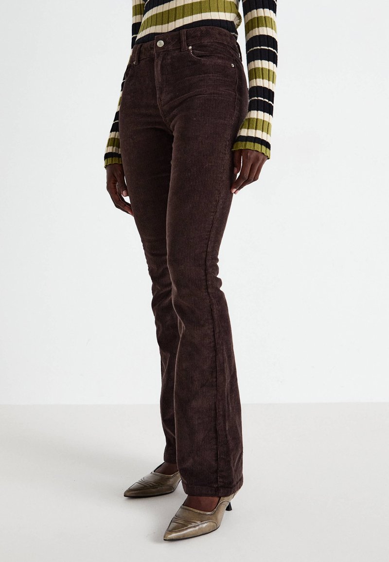 Vero Moda VMFLASH FLARED - Pantalon classique - chocolate torte