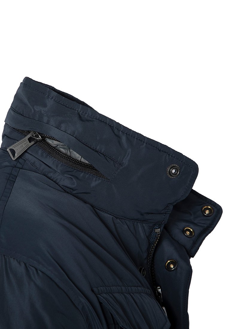 Giacca blu navy con colletto alto, dotata di una tasca con zip e bottoni a pressione. Il materiale sembra liscio e leggero.
