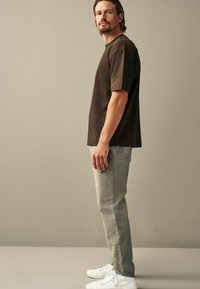 Next REGULAR FIT OVERDYED - Jean droit - mushroom