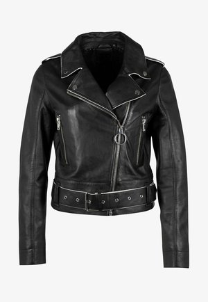 Veste de moto en cuir noir avec des accessoires en métal argenté, des fermetures éclair asymétriques, une taille ceinturée et un col pointu. Comprend deux poches zippées.
