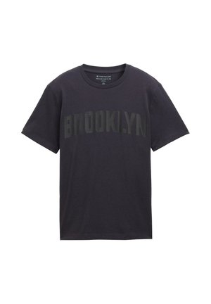 T-shirt nero a maniche corte con la parola "BROOKLYN" stampata sul petto in una tonalità di nero più scura, stile colletto rotondo.