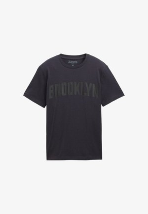 Melns īsām piedurknēm T-krekls ar vārdu "BROOKLYN", kas izdrukāts krūšu apvidū tumšākā melnā tonī, ar apaļu kakla izgriezumu.