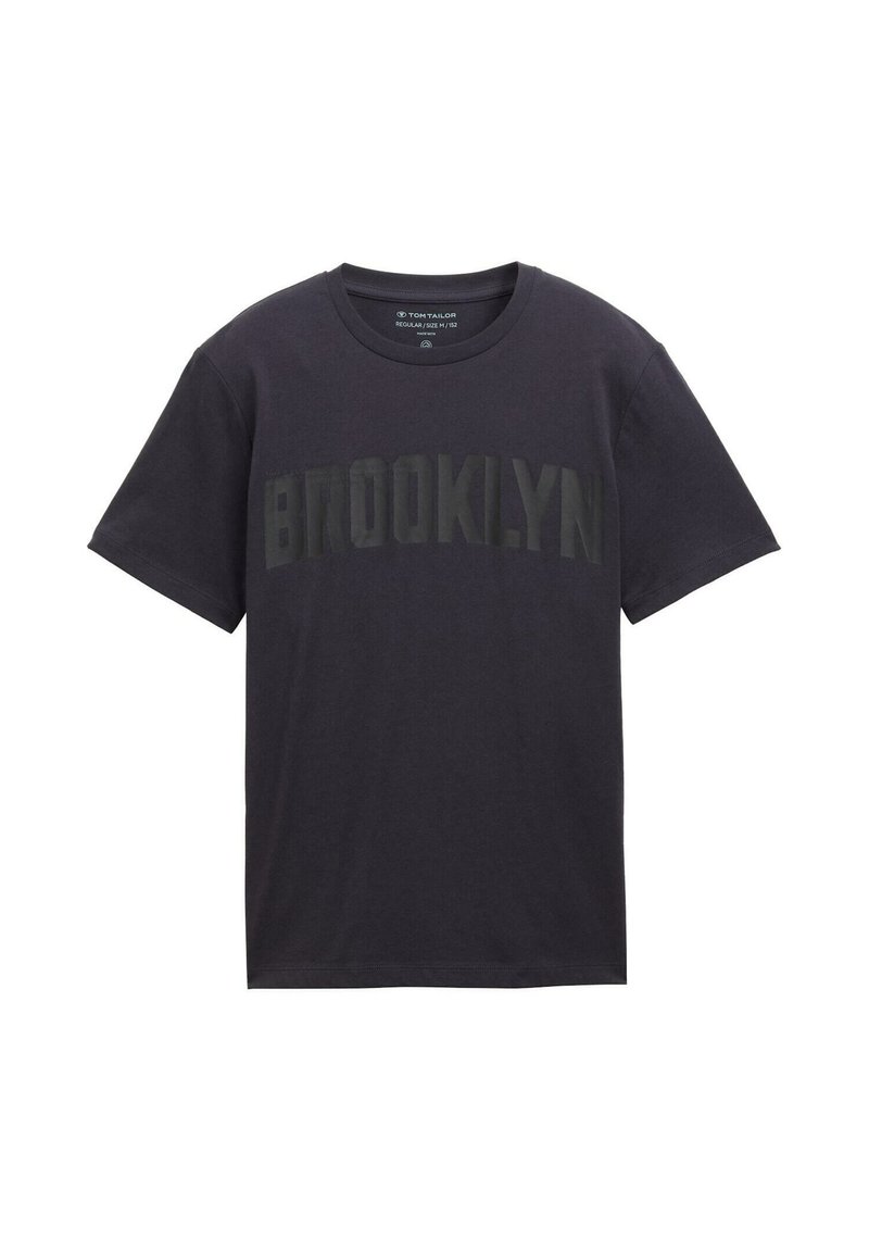 Svart kortärmad T-shirt med ordet "BROOKLYN" tryckt över bröstet i en mörkare nyans av svart, i crew neck-stil.