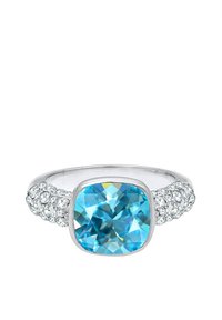 Sølvring med en stor kvadratisk lys blå ædelsten i midten, flankeret af mindre klare sten i en pavéindstilling på bæltet.