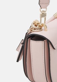Guess GIZELE MINI SADDLE CROSSBODY - Torba preko tijela - light rose