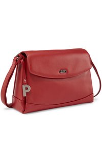 Rote Ledertasche für die Schulter mit runder Form, magnetischer Klappenverschluss und silberfarbener Hardware-Akzent mit einem Schlüsselanhänger. Glatte Textur.