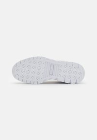 Suola di scarpa da ginnastica bianca caratterizzata da un motivo testurizzato con forme geometriche e una sezione con marchio. Il design del battistrada migliora la presa.