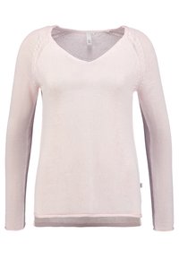 Pull en maille à manches longues de couleur rose clair, avec un col en V, un motif texturé et un ourlet contrastant dans une teinte légèrement plus sombre.