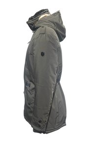 Grüne Parkajacke mit einer gefütterten Kapuze aus Fell, schrägen Taschen, Knopfverschlüssen und einem Logopatch am Ärmel. Glatte Textur.