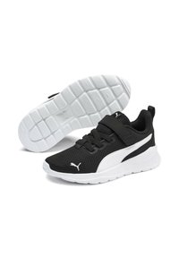 Scarpe da atletica Puma in bianco e nero con tomaia in rete, cinturino adesivo, lacci frontali e suola bianca testurizzata, mostrate in viste laterale e inferiore.