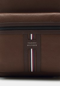 Tommy Hilfiger PREMIUM BACKPACK - Dnevni ruksak - warm cognac