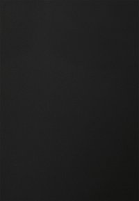 Tissu noir texturé, surface lisse avec finition mate, couleur uniforme, sans motifs ni accents distincts, forme rectangulaire.