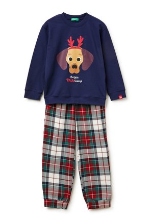 Felpa blu navy con cane che indossa corna rosse da renna e scritta "Happy PAWlidays", abbinata a pantaloni pigiama a quadri rossi, verdi e bianchi.