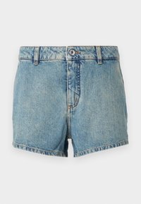 Jasnoniebieskie szorty dżinsowe o wybledzonej teksturze, prostym kroju i wykończonych brzegach. Posiadają zapięcie na guzik z przodu oraz klasyczny wzór z pięcioma kieszeniami.