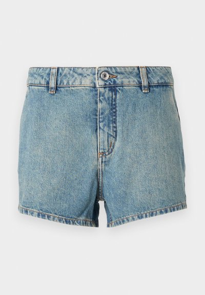 Pantalones cortos de mezclilla en azul claro con una textura desgastada, corte recto y bordes rematados. Presentan un botón en la parte delantera y un clásico diseño de 5 bolsillos.