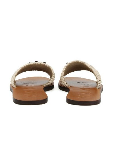 Sandales en tongs beige tressées avec une semelle en cuir marron, présentant une texture lisse et un design minimaliste. Marquage subtil sur la semelle intérieure.