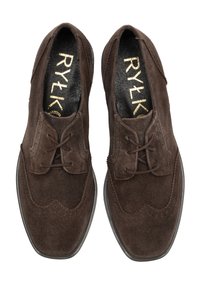 Un paio di scarpe dress in suede marrone scuro con lacci, dettagli brogue e soletti neri con il marchio dorato "RYŁKO".