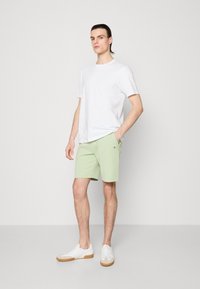 GANT REG SHIELD  - Pantalon de survêtement - milky matcha