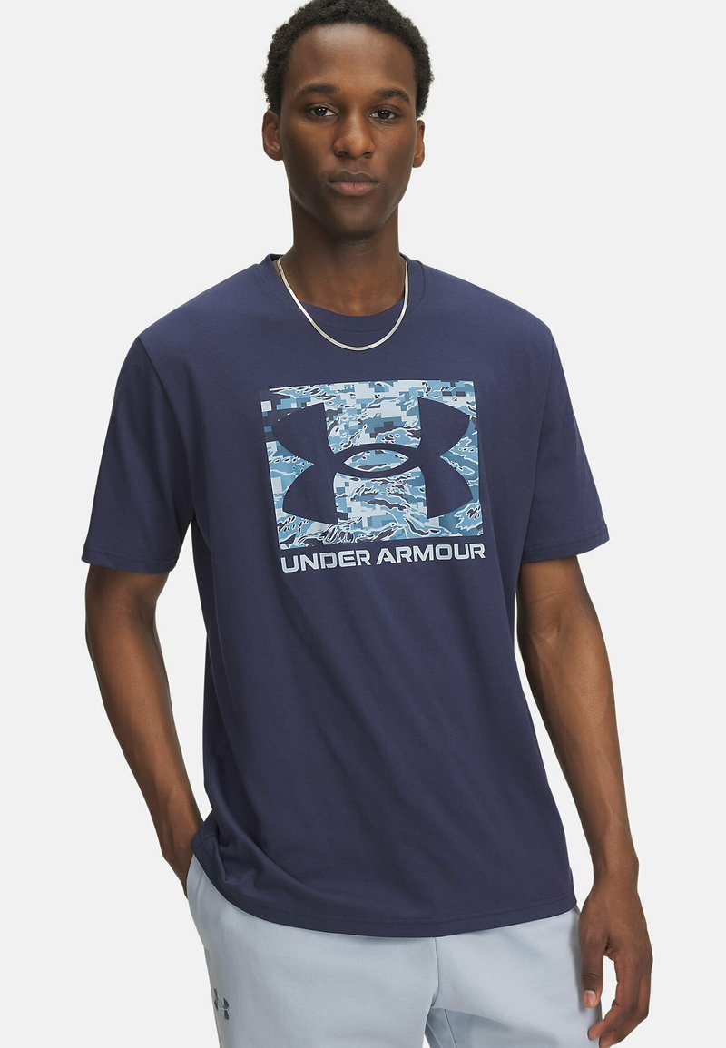Granatowy bawełniany t-shirt z geometrycznym niebieskim kamuflażem logo Under Armour, krótkie rękawy i okrągły dekolt.
