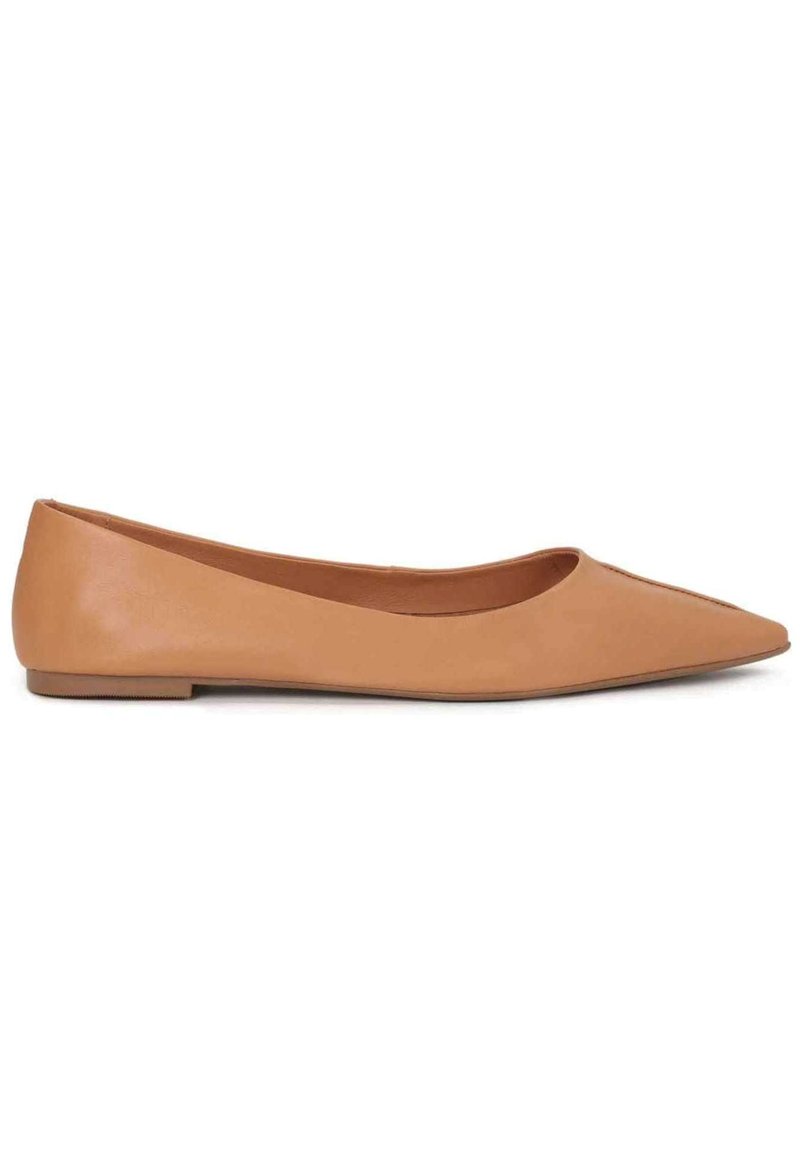 Sandfarbene Ballettschuhe aus Leder mit spitzem Zehenbereich, niedrigem Flachabsatz und glatter Textur. Sie weisen ein schlichtes Design ohne Muster oder Akzente auf.