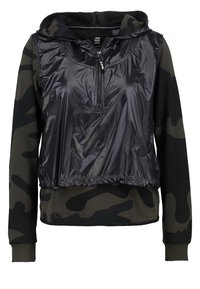 Sudadera con capucha de camuflaje con mangas largas y superposición frontal negra brillante con media cremallera, dobladillo elástico y ajuste con cordón.