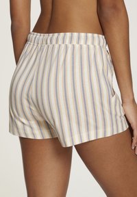Gestreepte shorts van lichtgewicht stof met gele en blauwe verticale strepen, elastische tailleband en zijzakken, met een relaxte pasvorm.