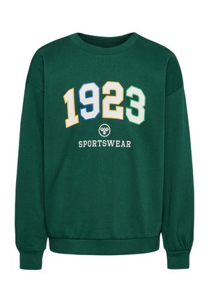 Groene sweatshirt met lange mouwen, geribbelde boorden en onderrand. Kenmerkt zich door de opvallende "1923" in meerdere kleuren en de tekst "SPORTSWEAR" daaronder.