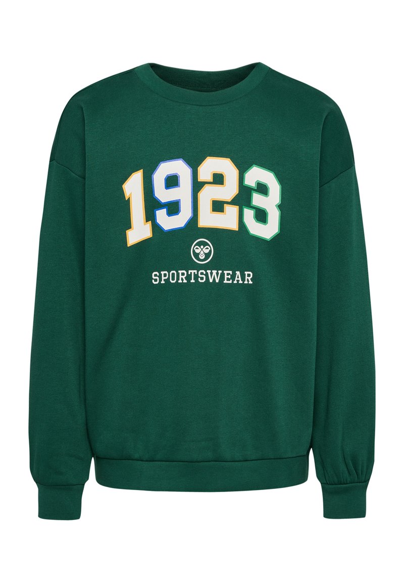 Groene sweatshirt met lange mouwen, geribbelde boorden en onderrand. Kenmerkt zich door de opvallende "1923" in meerdere kleuren en de tekst "SPORTSWEAR" daaronder.