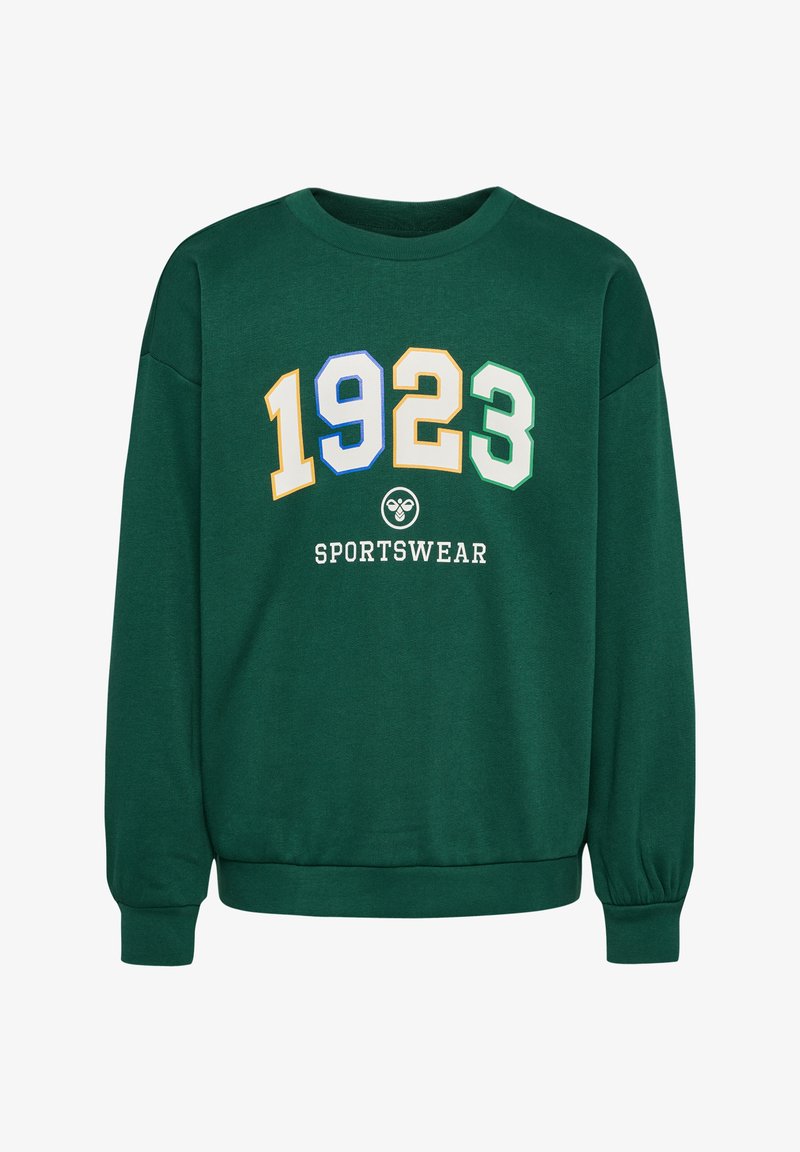 Grön sweatshirt med långa ärmar, ribbade muddar och nederkant. Funktioner med fet "1923" i flera färger och "SPORTSWEAR"-text nedanför.