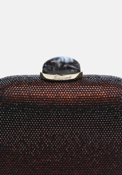 Pochette avec strass noirs et rouges, fermoir doré gravé "Luisa Spagnoli," et une pierre marbrée noire et blanche sur le dessus.