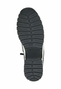 Suela de zapato de goma negra con un patrón de banda de rodadura multidireccional, que presenta surcos y crestas para mejorar la tracción. Talla 37 marcada en la suela.