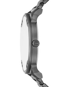 Montre en métal avec une finition noire mate, boîtier rond et un grand cadran blanc. Présente une couronne texturée et des cornes angulaires pour un maintien sécurisé.