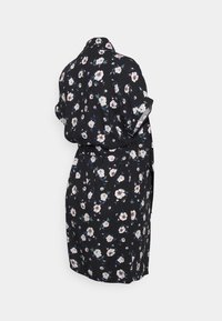 Vestido de envoltório floral com fundo preto, flores brancas e burgundy, mangas curtas e cintura com cinto. Tecido leve.