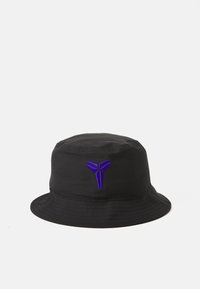 Chapeau seau noir en coton, avec un logo violet brodé sur le devant. Large bord et texture mate lisse.
