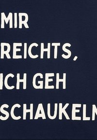 Marineblaue T-Shirt mit weißem Text "MIR REICHT'S, ICH GEH SCHAUCKELN" in einer fetten, serifenlosen Schriftart. Weicher Baumwollstoff.