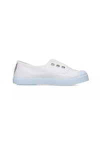 Scarpa slip-on bianca in tela con suola in gomma azzurro chiaro. Presenta tre occhielli metallici per la ventilazione e una suola traslucida texturizzata.