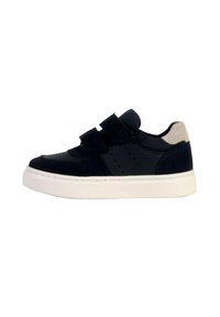 Sneaker blu navy con materiali in pelle scamosciata e pelle liscia, dotato di due strap in Velcro, suola in gomma bianca e dettagli perforati sui lati.