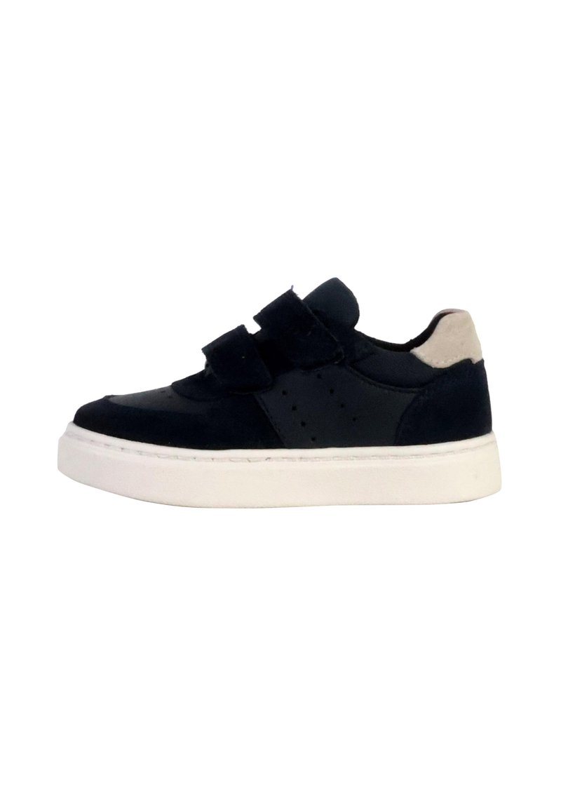 Sneaker blu navy con materiali in pelle scamosciata e pelle liscia, dotato di due strap in Velcro, suola in gomma bianca e dettagli perforati sui lati.