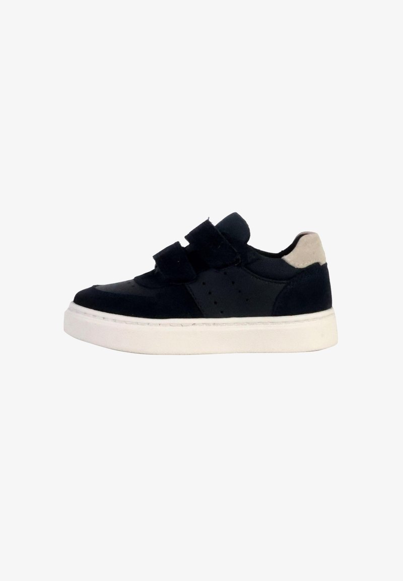 Sneaker blu navy con materiali in pelle scamosciata e pelle liscia, dotato di due strap in Velcro, suola in gomma bianca e dettagli perforati sui lati.