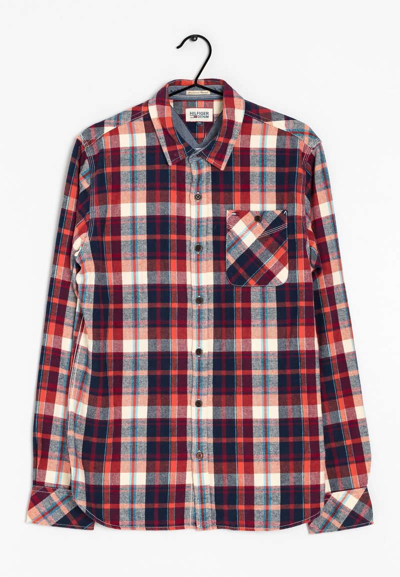 Camisa de cuadros de manga larga en rojo, marino y crema, hecha de algodón. Presenta un cuello abotonado y un bolsillo en el pecho con un patrón diagonal.